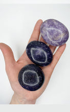 Carica l&#39;immagine nel visualizzatore di Gallery, Pietra di Lepidolite Palmstone
