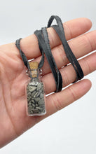 Carica l&#39;immagine nel visualizzatore di Gallery, Collana Boccetta di Pirite
