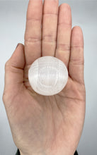 Carica l&#39;immagine nel visualizzatore di Gallery, Sfera di Selenite

